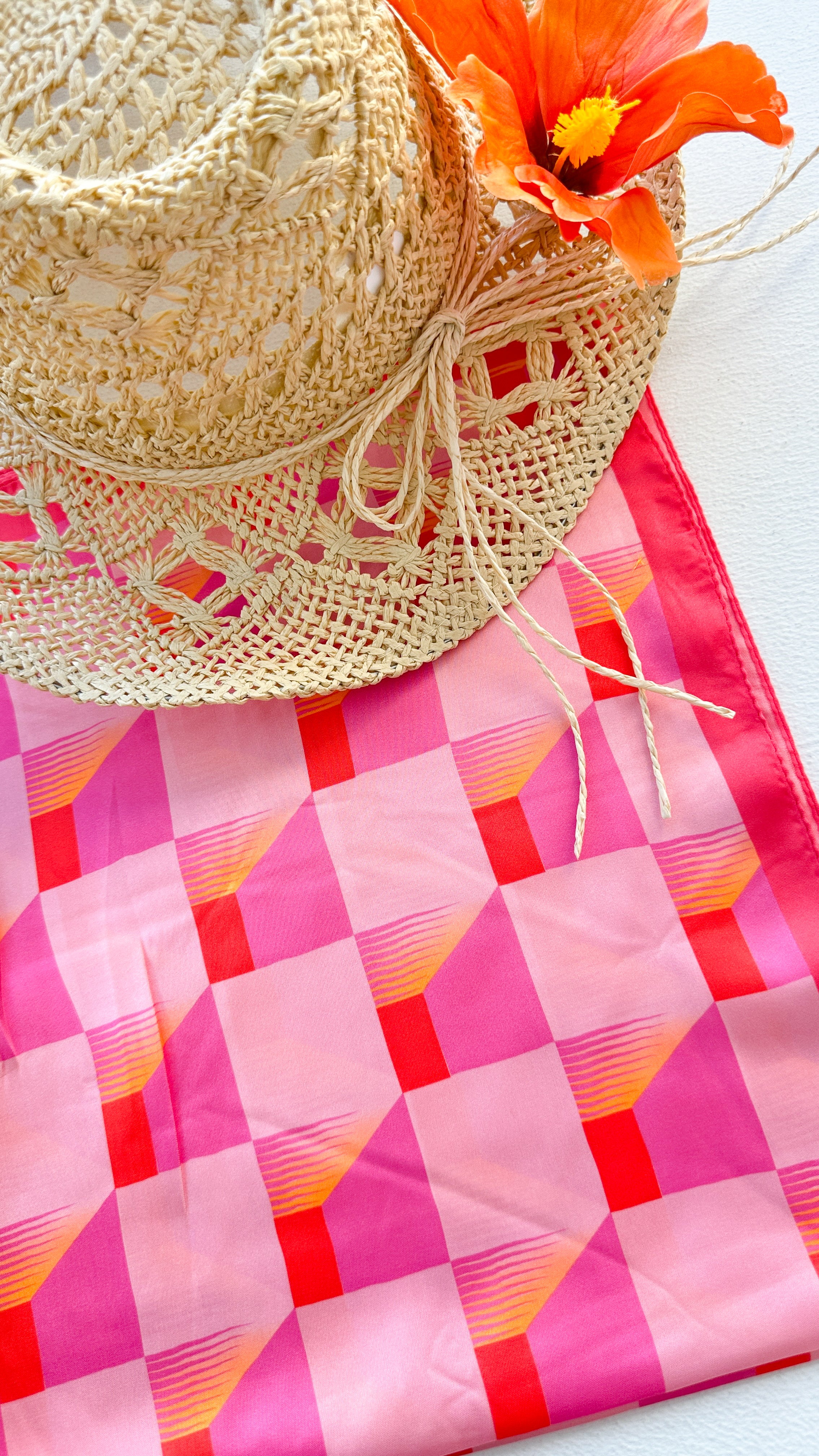 PAÑUELO GEO ROSADO 70x70