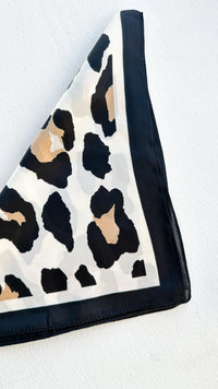 PAÑUELO ANIMAL PRINT LARGE NEGRO 70x70