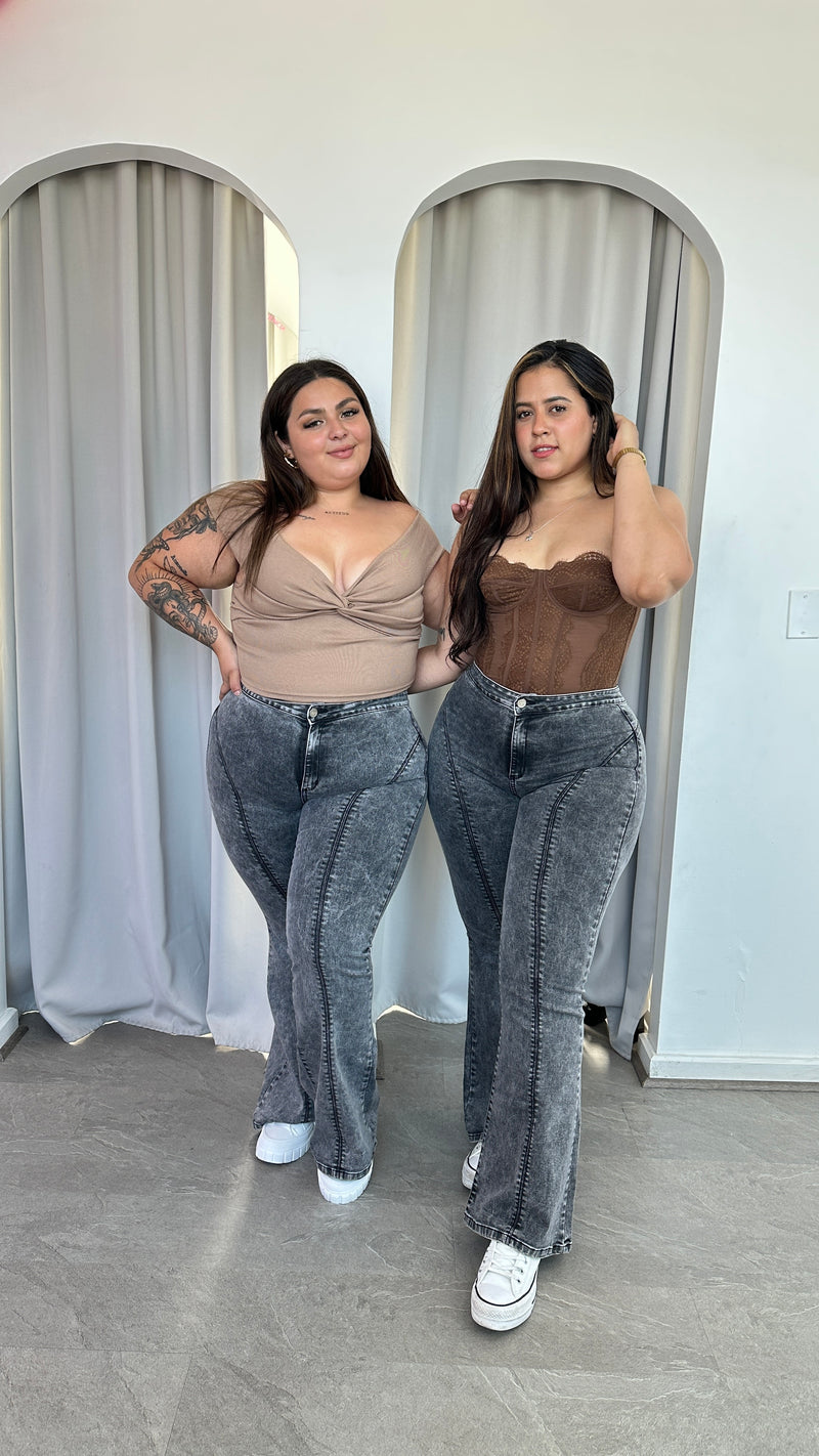 JEANS FLARE LINEAL GRIS