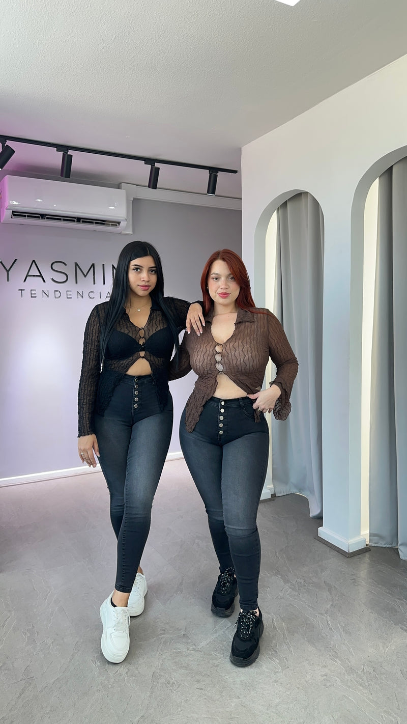 JEANS CONTROL DE ABDOMEN NEGRO FOCALIZADO