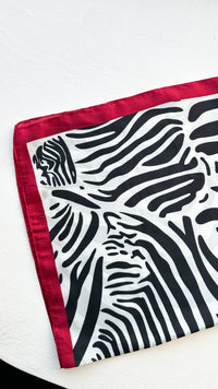 PAÑUELO CEBRA BURDEO 70x70