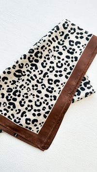 PAÑUELO ANIMAL PRINT LÍNEA CAFÉ 70x70