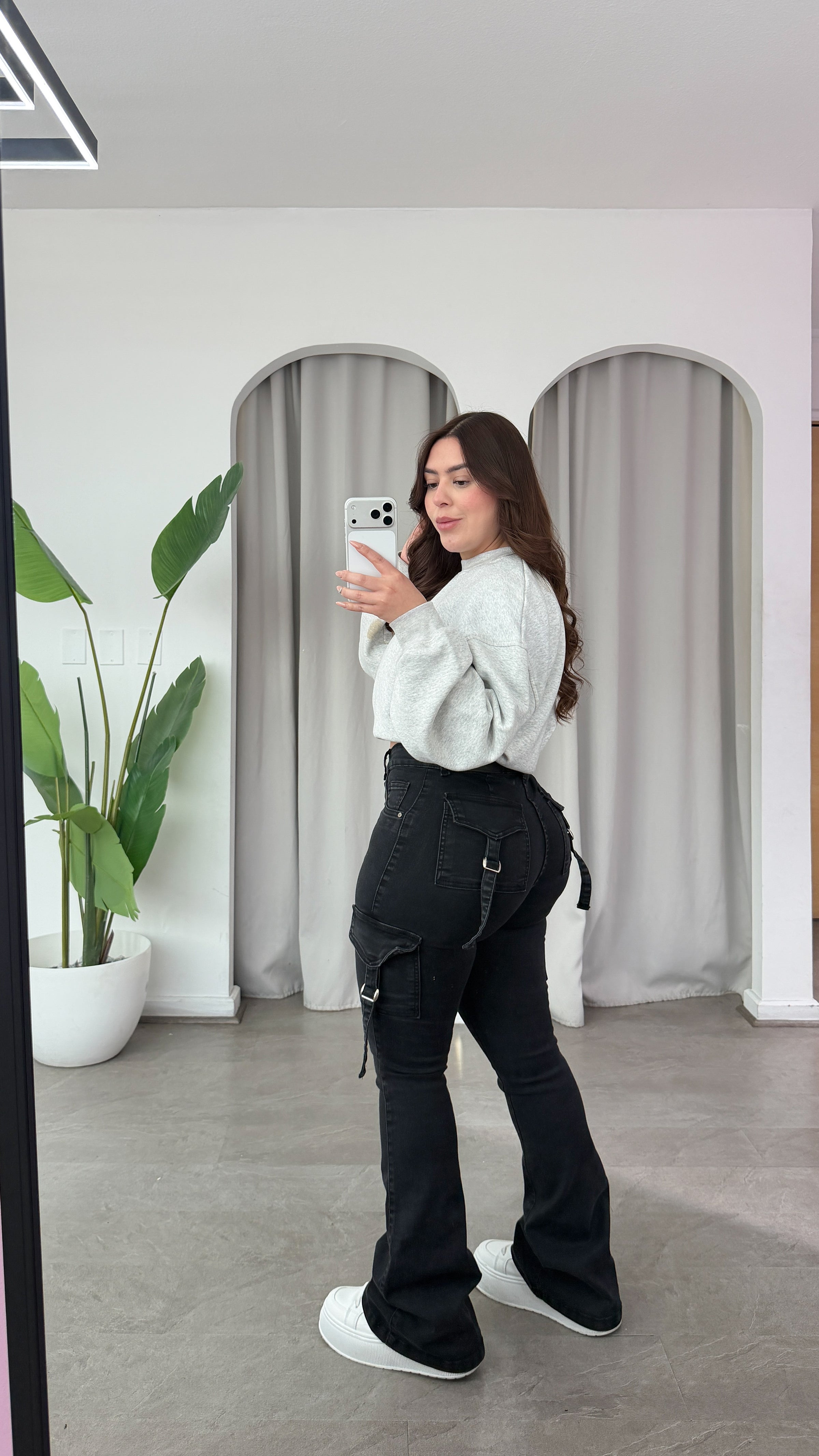 JEANS FLARE CARGO NEGRO