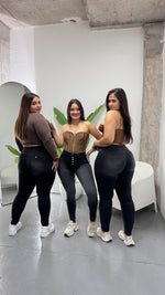 JEANS CONTROL DE ABDOMEN NEGRO FOCALIZADO