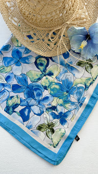PAÑUELO FLOR AZUL TURQUEZA 70x70