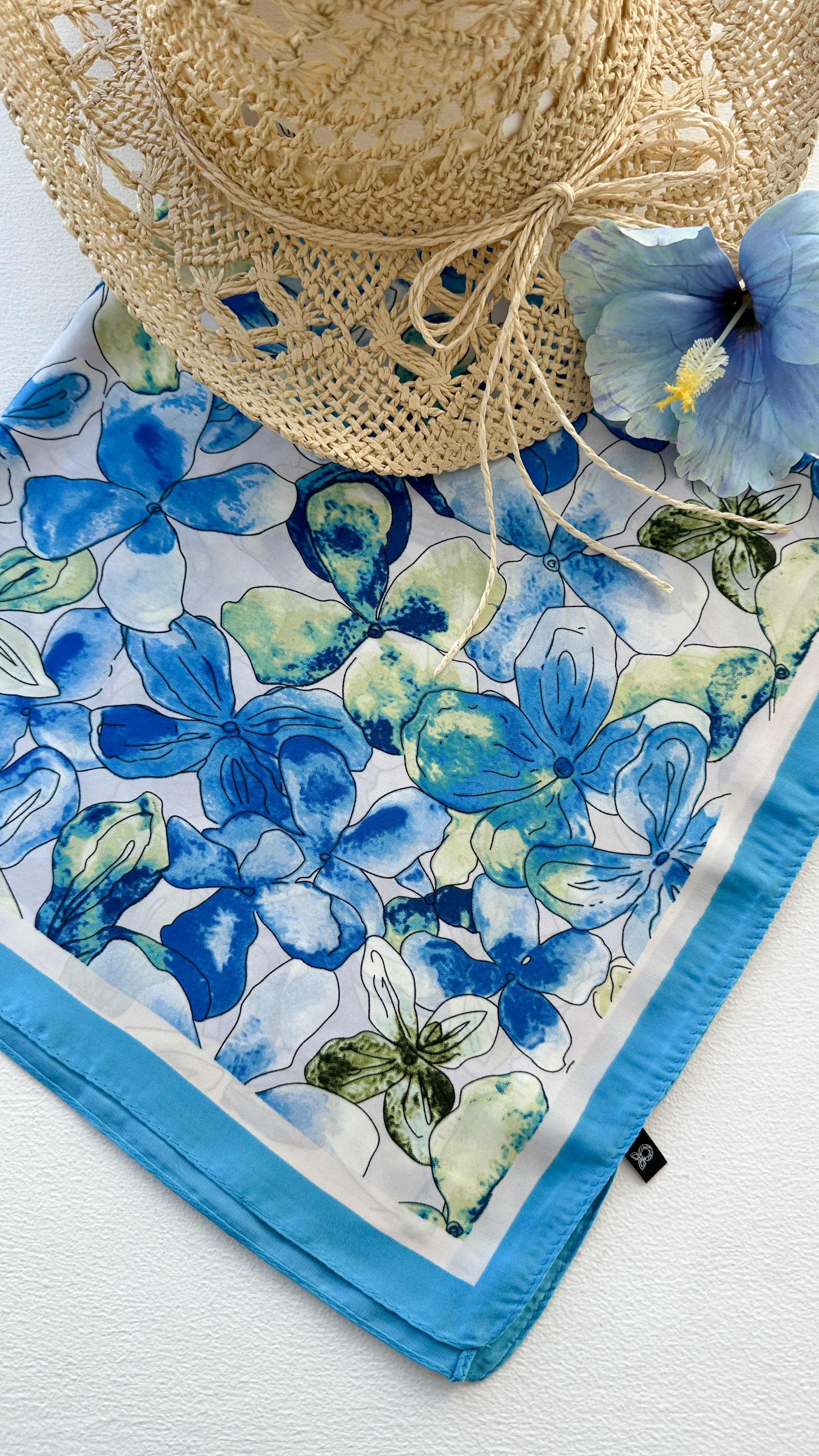 PAÑUELO FLOR AZUL TURQUEZA 70x70