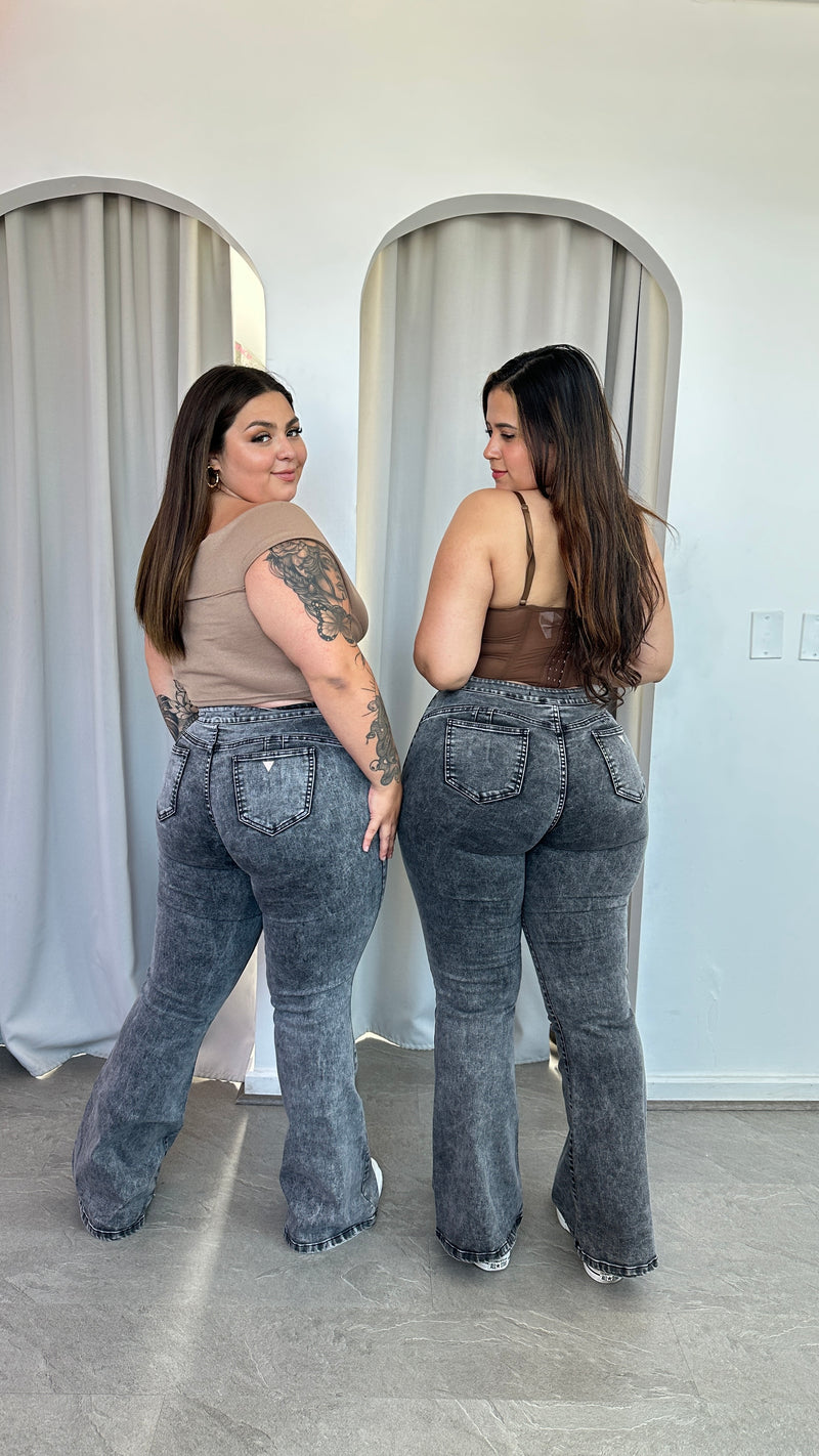 JEANS FLARE LINEAL GRIS