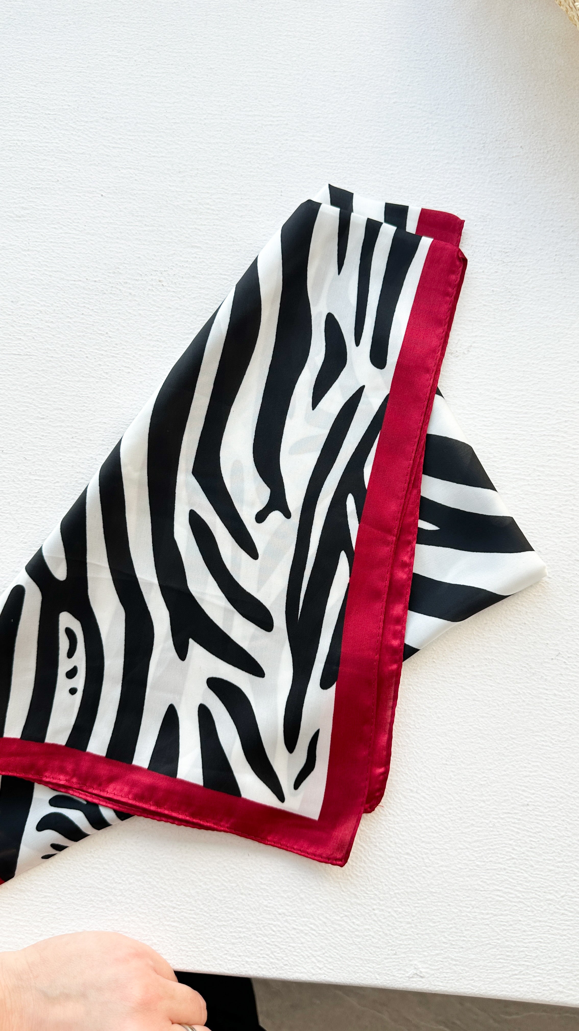 PAÑUELO CEBRA BURDEO 70x70