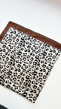 PAÑUELO ANIMAL PRINT LÍNEA CAFÉ 70x70