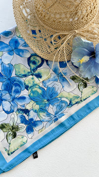 PAÑUELO FLOR AZUL TURQUEZA 70x70