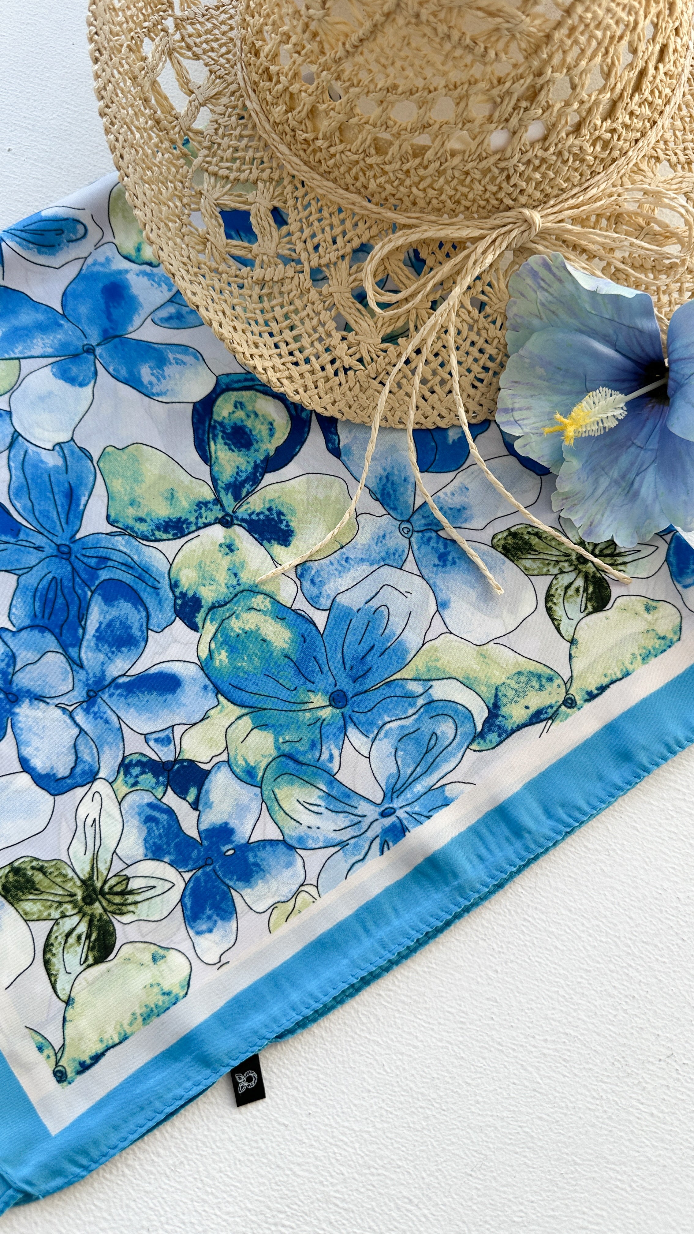 PAÑUELO FLOR AZUL TURQUEZA 70x70